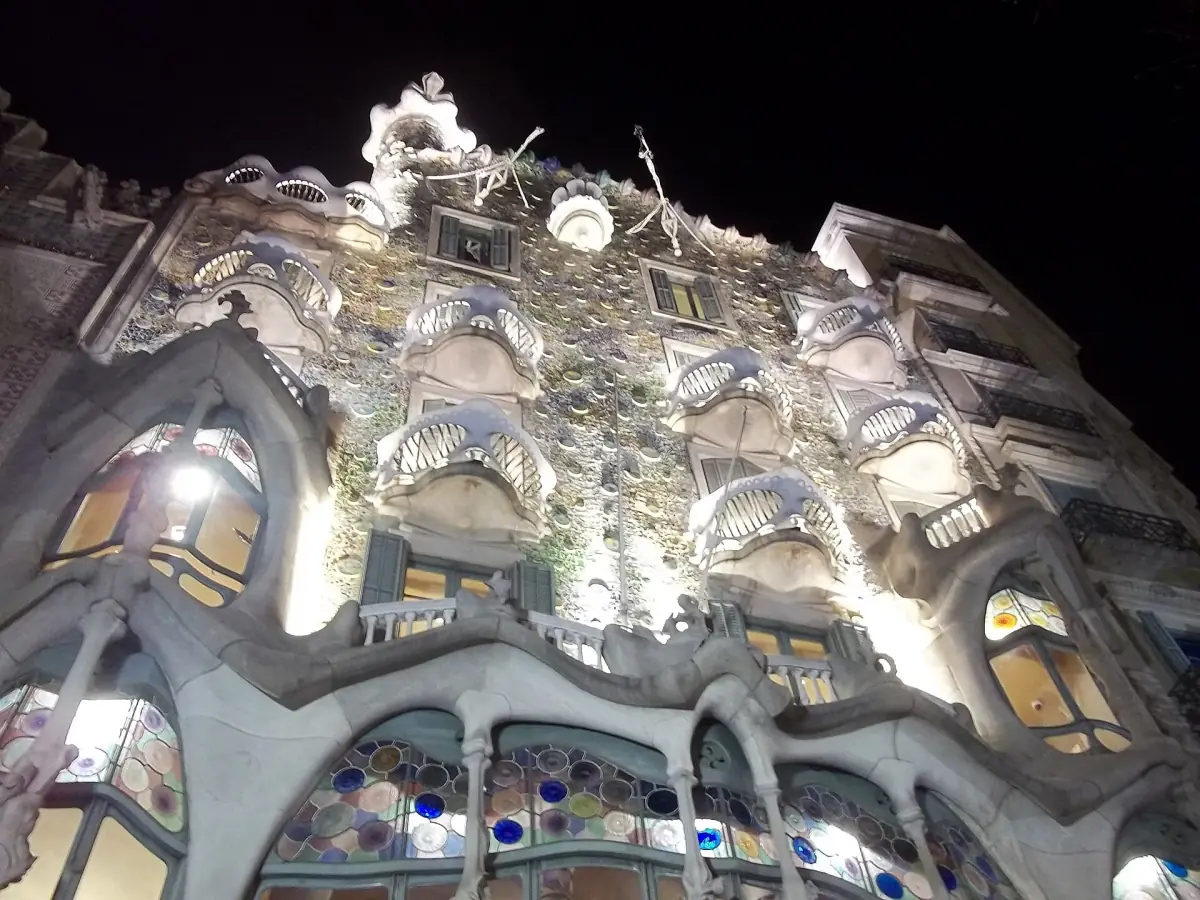 The illuminated facade of Casa Batlló at night