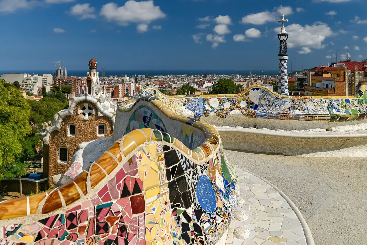 The mosaic bench on the terrace of Park Güell with a view over Barcelona