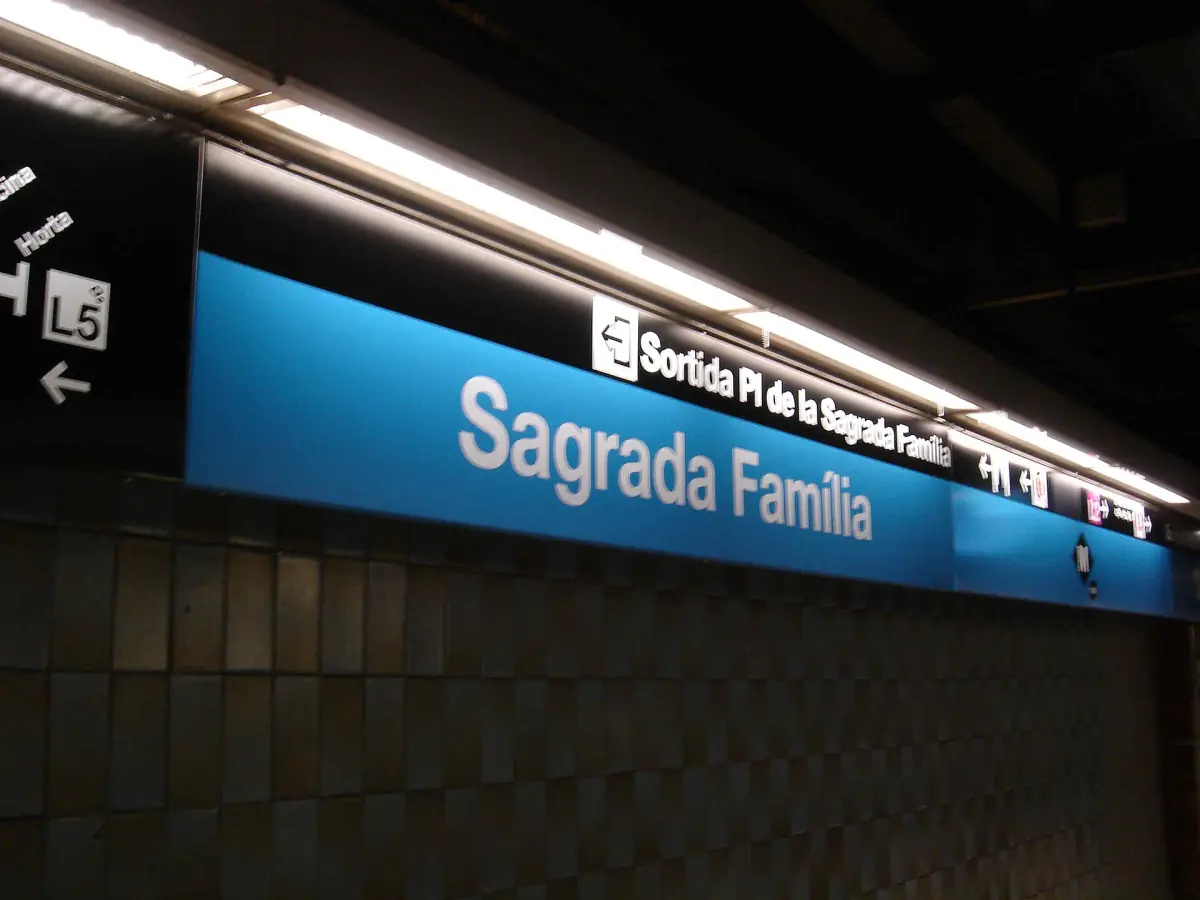 The platform sign at Sagrada Família metro station